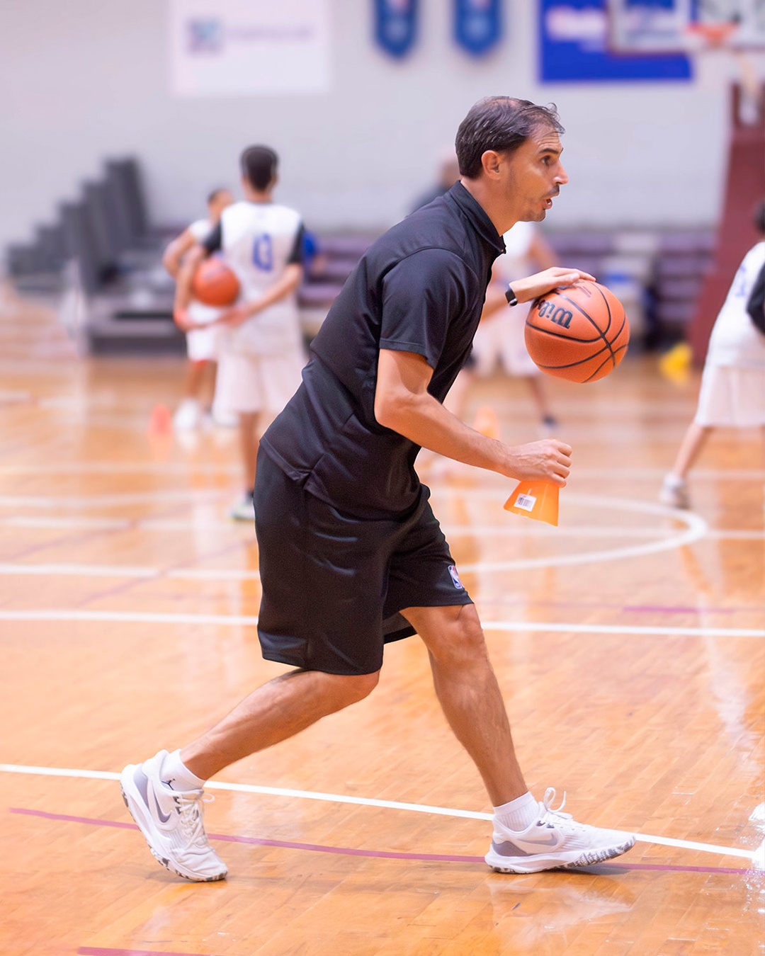 coach nbabs en manejando el balon.jpg